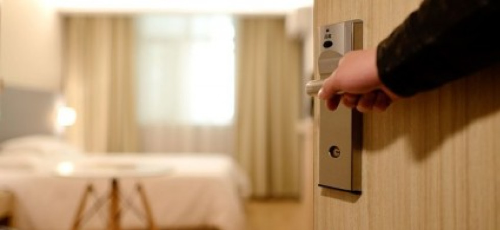 Ruba tanto cibo e biancheria dall'hotel che il padrone se ne accorge